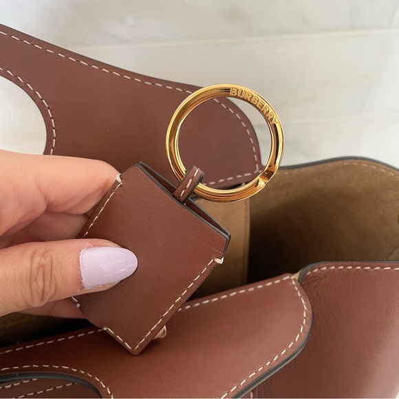 BWNT Authentic Burberry 2021 Runway Small Soft Pocket Tote, in tan - Picture 6 of 16